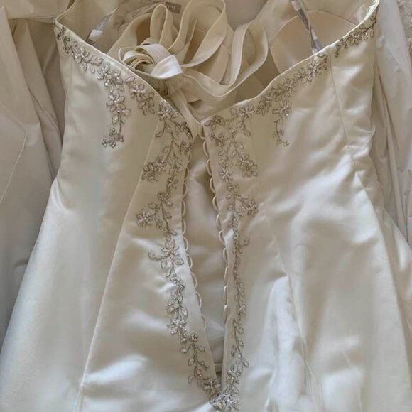 Alfred Angelo - ivory halter neck bridal gown and veil - Size 20W (USA/Canada) 2 - Picture 11 of 14